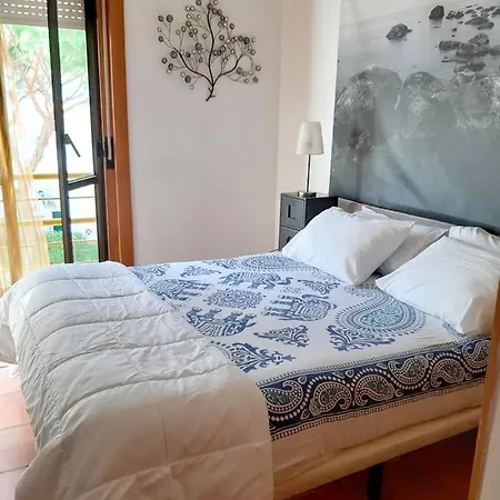 With 2 Bedrooms In With Shared Pool Furnished Garden And Wifi 800 M From The Beach Appartement Albufeira