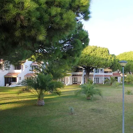 With 2 Bedrooms In With Shared Pool Furnished Garden And Wifi 800 M From The Beach Appartement Albufeira